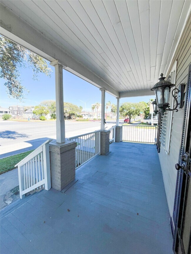 Photo - 901 Broadway Avenue J Unit UP