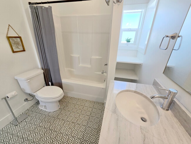 Building Photo - 121 S Miller St