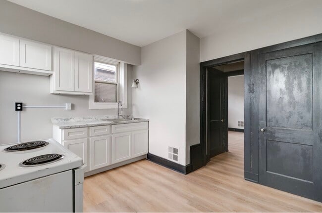 Photo - 4916 Winona Ave Unit 2 West