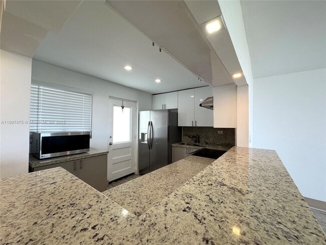 Photo - 7850 Byron Ave Unidad 702
