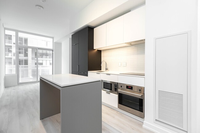 Building Photo - 33 Helendale Ave