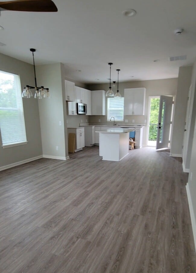 Kitchen - 513 N Tratt St Unit 515