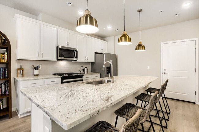 Building Photo - Beautiful 2024-Built Home with Pool, Clubhouse & Pickleball Courts