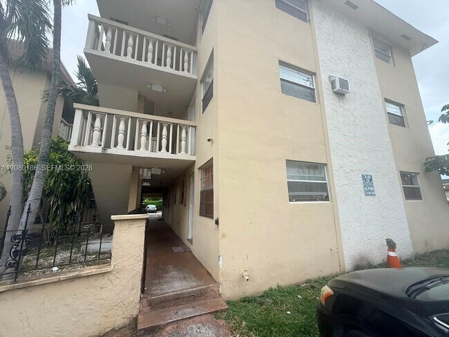 5391 W 22nd Ct Unidad 205
