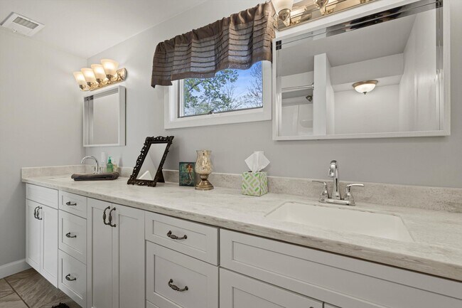 Photo - 930 Henry St