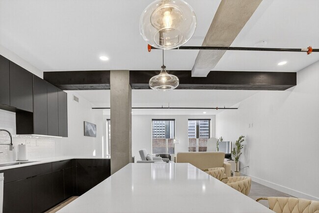 Photo - 100 W 5th St Unidad ID1322458P