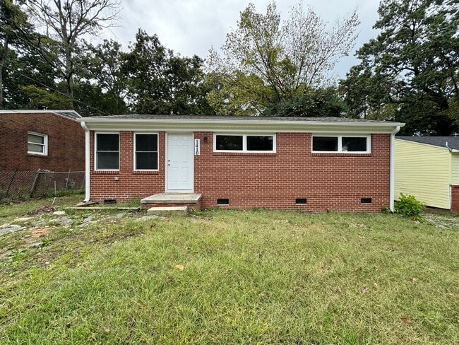 Building Photo - Renovated 3-bedroom convenient to I-40
