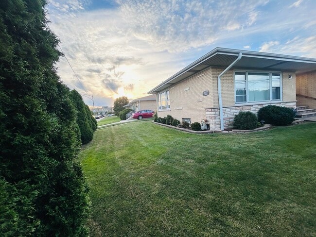 Photo - 8500 W Winona St