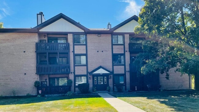 Building Photo - 6015 Lakeside Pl