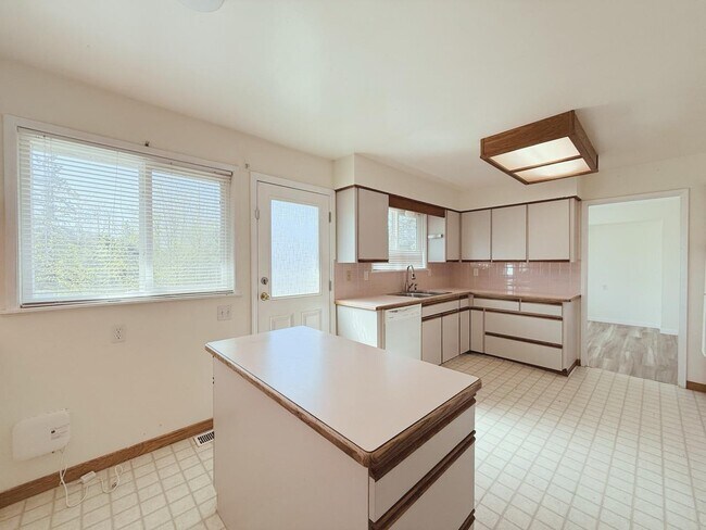 Photo - 16930-16923 23 Ave