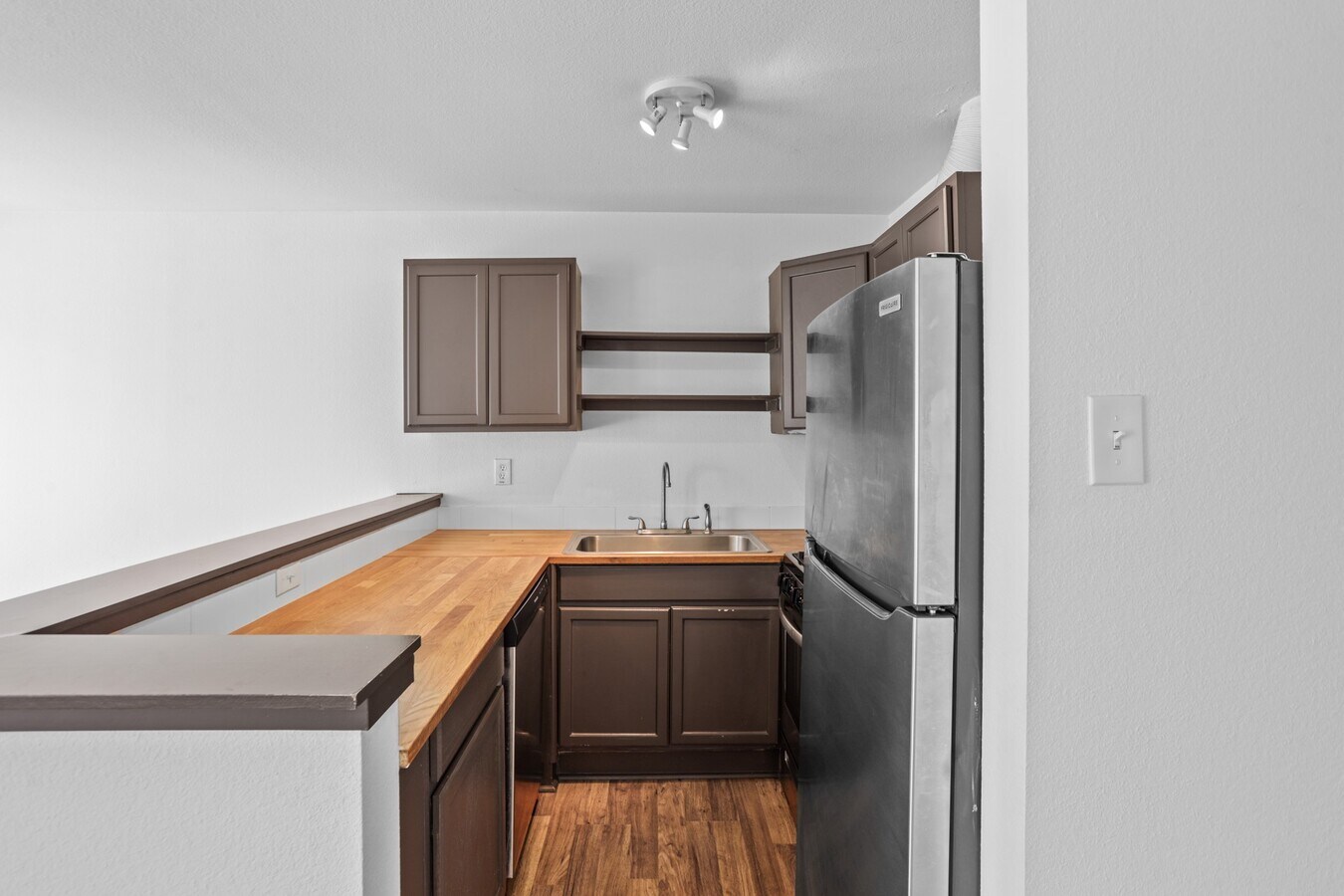 Photo - 1408 Hughes St