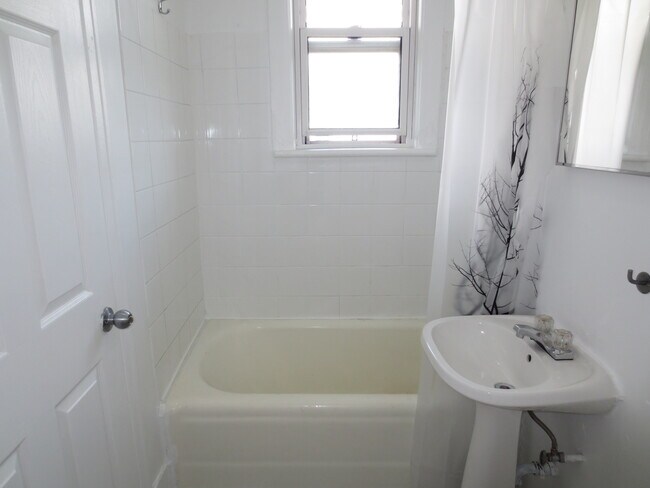 Photo - 1554-1574 Bathurst St