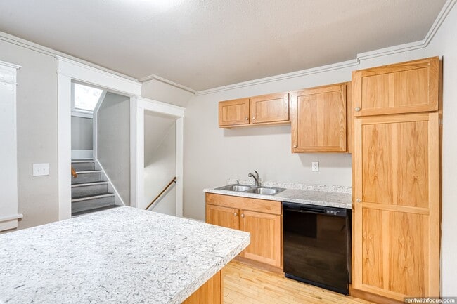 Photo - 1202-1318 Summit Ave.