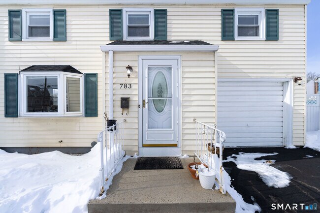 Photo - 783 Quaker Ln S