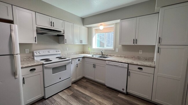 Building Photo - 1103 Karluk St Unit 4 Rental