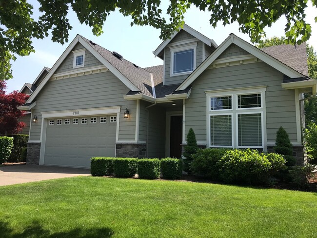 Building Photo - Stunning home on the OGA course