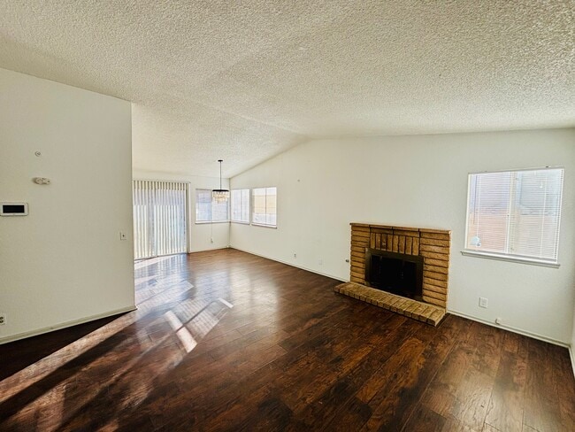 Photo - 2308 Edam St