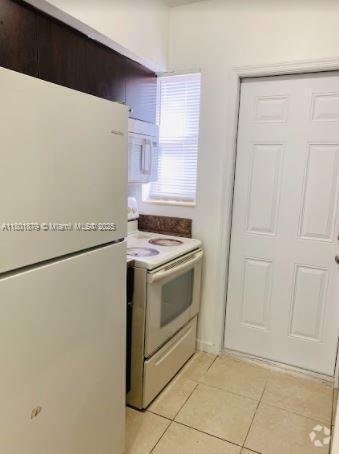 Building Photo - 1255 SW 6th St Unit 5 Rental