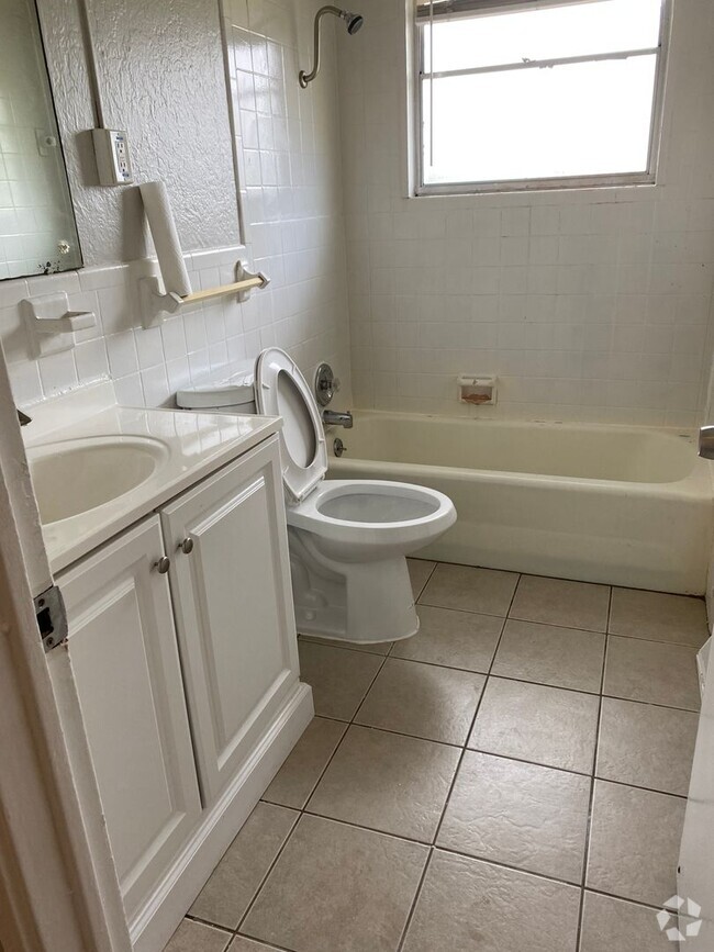 Building Photo - Beautiful 3 Bedroom Home