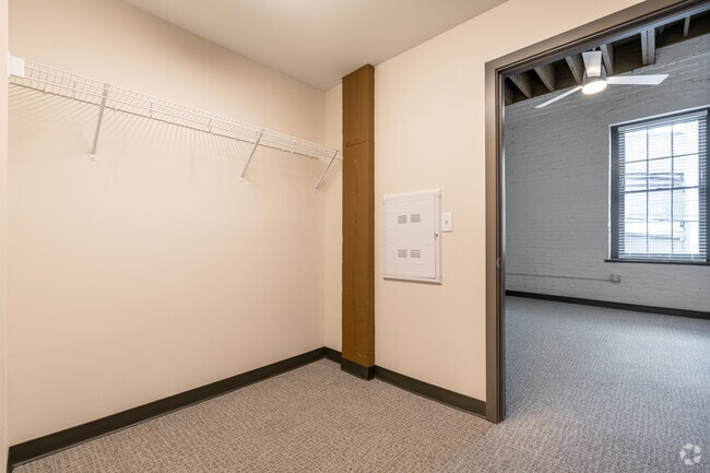 1BR, 1BA - 745SF - Closet