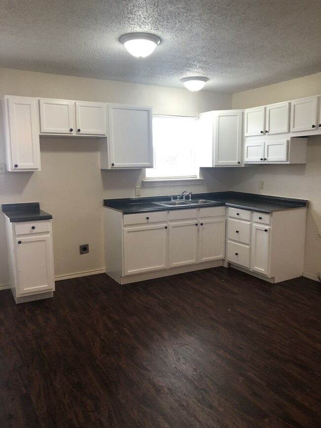 Building Photo - Renaissance Village Apartments & Duplexs
