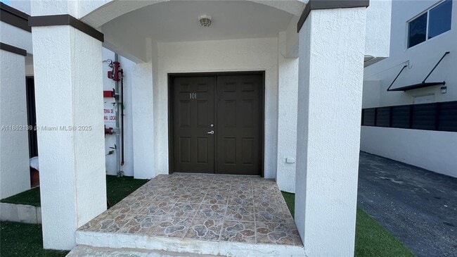 Photo - 318 E 6th St