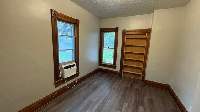 Photo - 1318 W 4th St