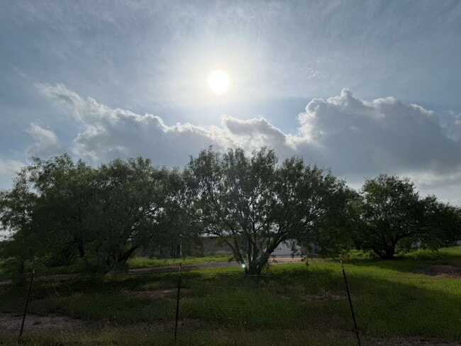Home on 2.5 acres in beautiful Pleasanton - Home on 2.5 acres in beautiful Pleasanton