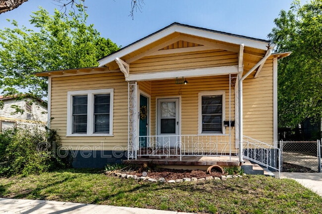 Building Photo - 323 Barrera St