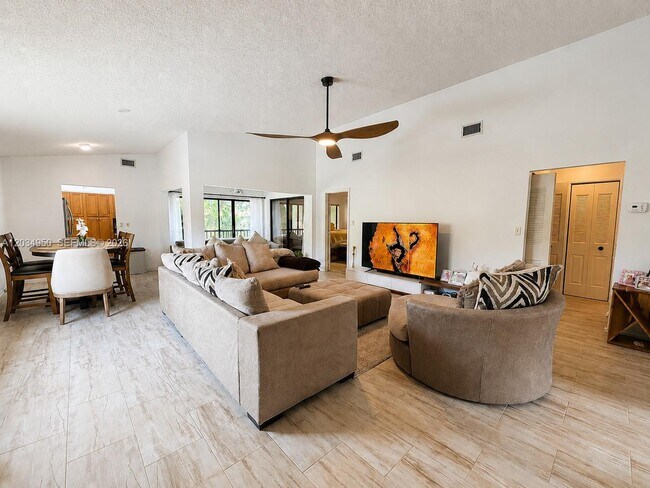 Building Photo - 9606 SW 1st Ct Unit 16-S