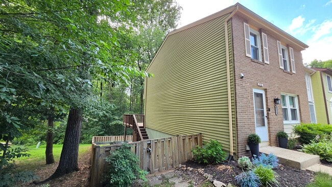 Building Photo - Beautiful Newington Forest Townhome