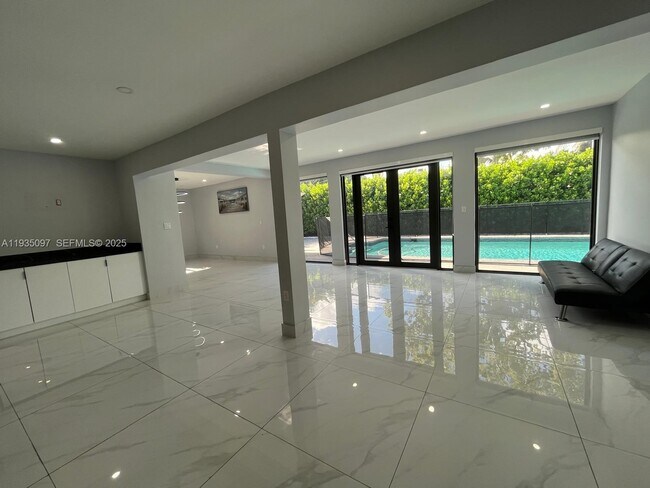 Photo - 575 NE 179th Dr