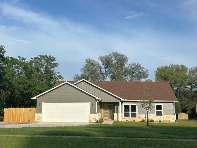 Building Photo - 1415 Bluebonnet Dr
