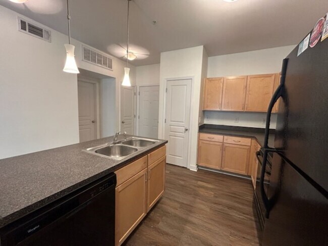 Full Size Kitchen - 2020 5th Ave S Unit Bristol 429