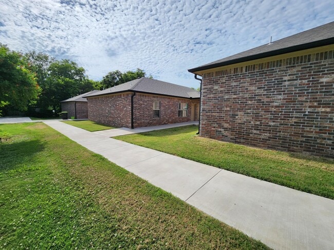 Photo - 422 E 13th St