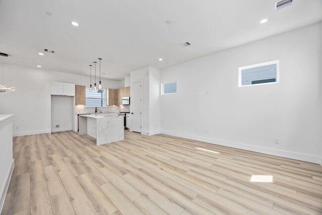 Photo - 6737 Peerless St