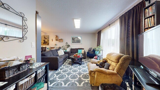 Photo - 1436 62 St NW