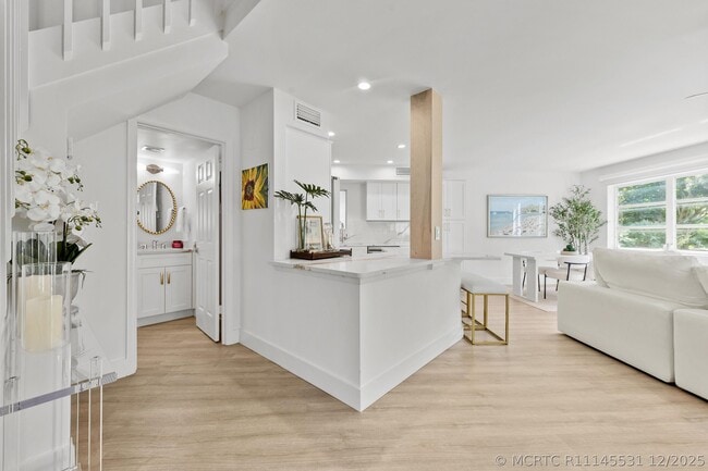 288 Seabreeze Cir