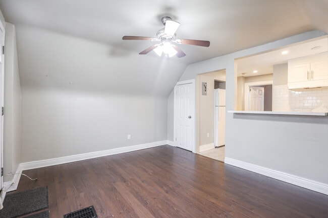 Photo - 24 Holton Av S Unit 1-Bedroom