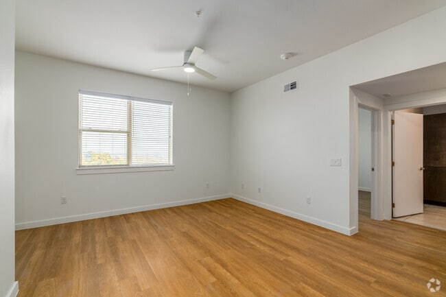 3BR, 2BA - 1228SF - Living Room