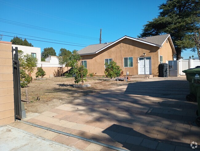 Building Photo - 15133 Kingsbury St Rental