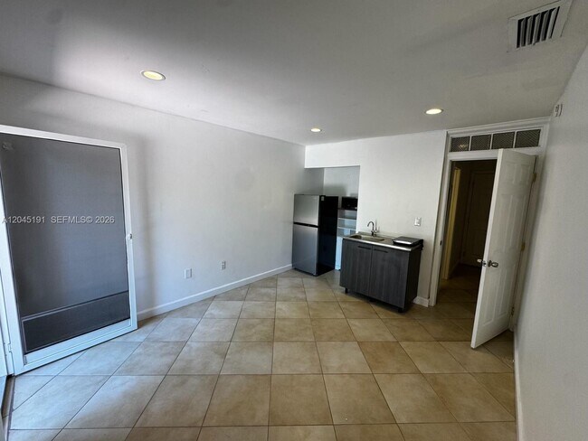 Building Photo - 158 SW 96th Ct Unit B