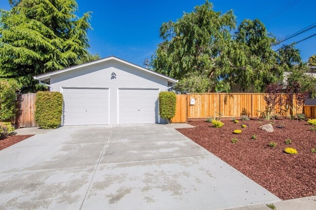 Building Photo - 901 Bing Dr Rental