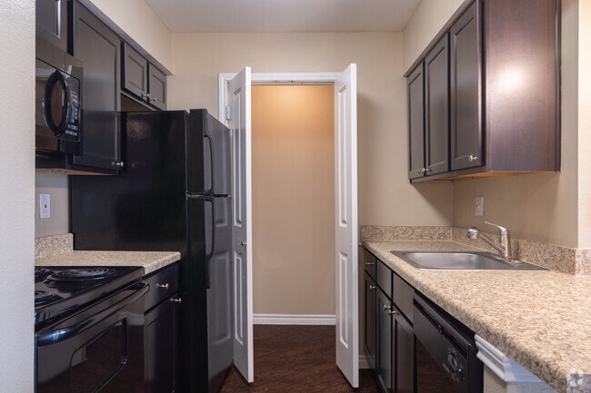 1BR, 1BA - 725SF