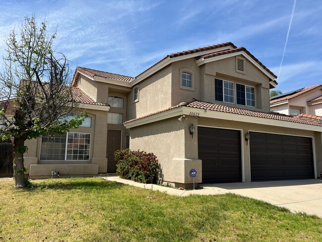 Building Photo - Large 4 bedroom home in Orangecrest for rent!