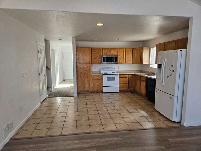 Photo - 4 Bed 2 Bath Split Level In Aurora!