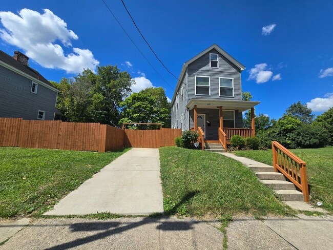 Building Photo - Super, Renovated 3 bed 1 bath! Available Now! Rental