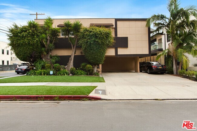 Building Photo - 8440 Willoughby Ave Unit 3