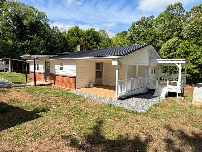 Photo - Hamptonville - HWY 901 - 3 Bedroom/ 1 Bathroom