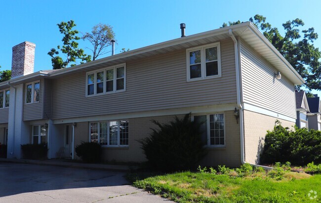 Building Photo - 1716 D Ave NE Unit A1 Rental